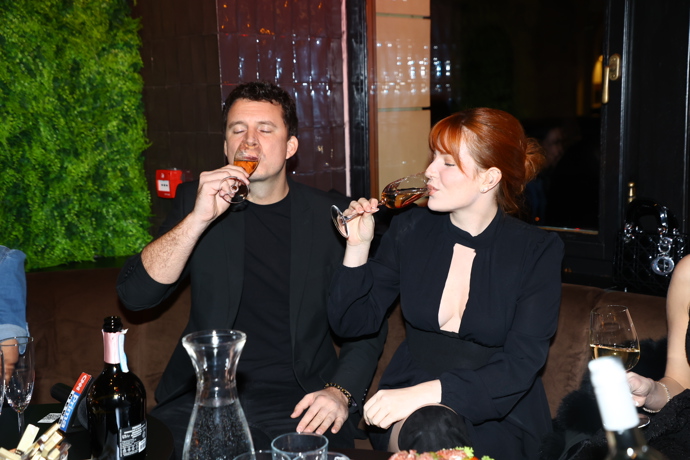 V černých outfitech v baru popíjeli také Karel Kašák s Kateřinou Bláhovou.