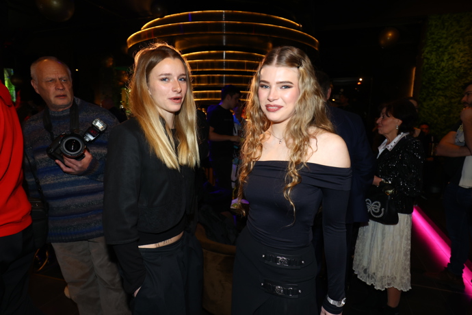 Český showbyznys jí prý nic neříká a o slavné mamince raději s vrstevníky moc nemluví. 