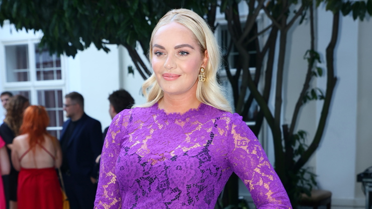 Taťána Kuchařová vynesla fialové šaty.