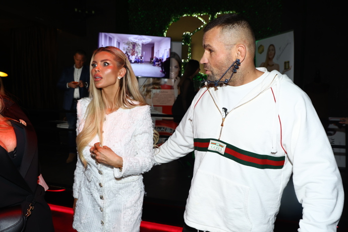 Dvojice spolu odcházela.