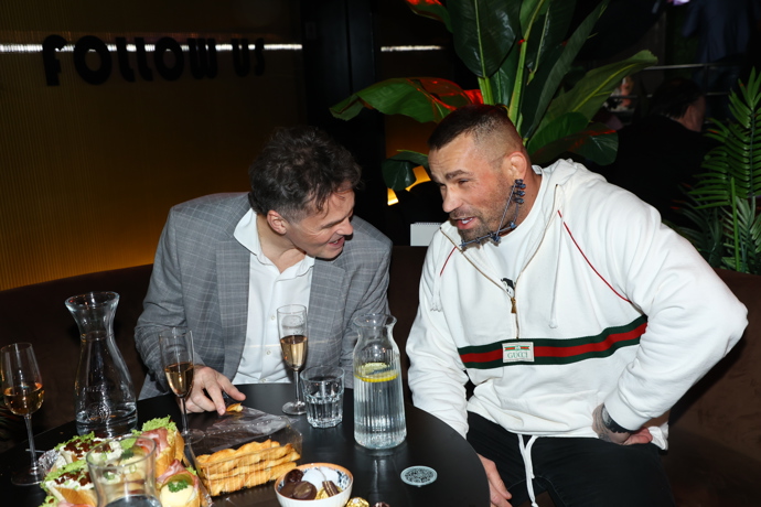 Karlos Vémola při konverzaci s Jaromírem Jágrem.