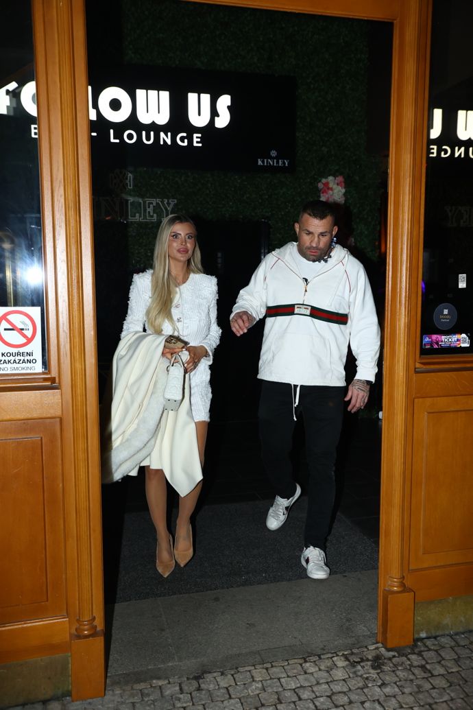 Lela Ceterová s Karlosem odcházeli společně.