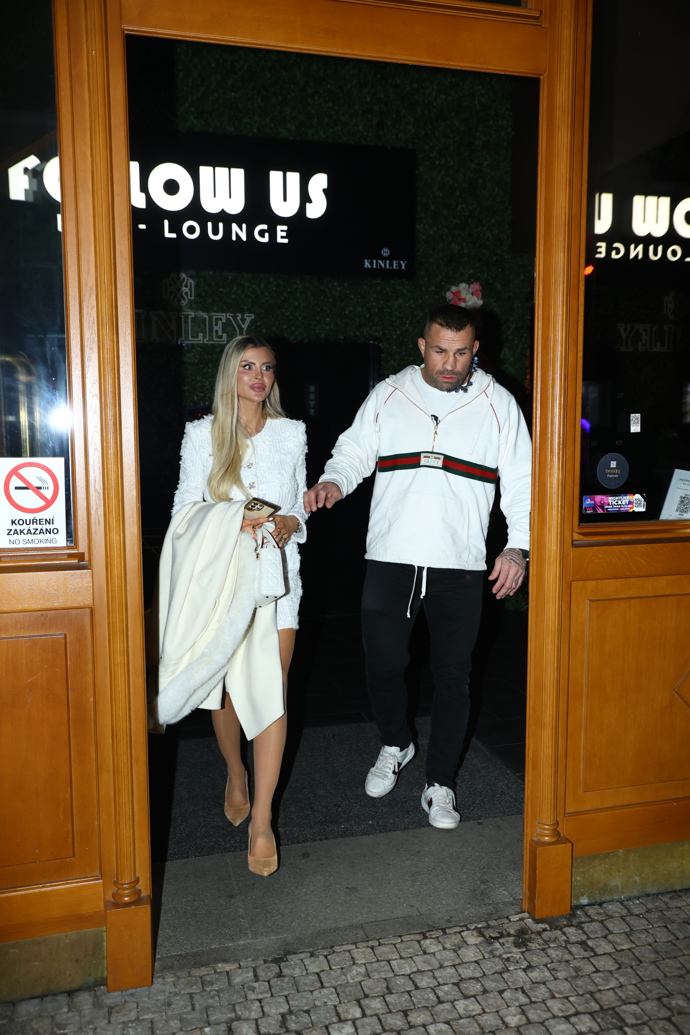 Nakonec odcházel společně s manželkou Lelou. 