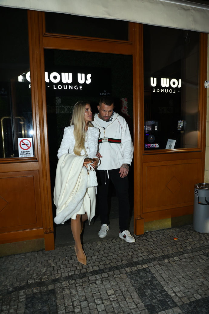 Lela Ceterová s Karlosem odcházeli společně.