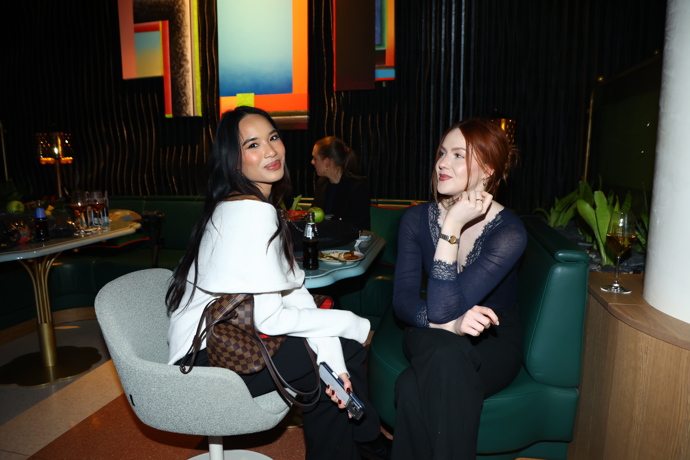 Sarah Vu dorazila s kamarádkou.