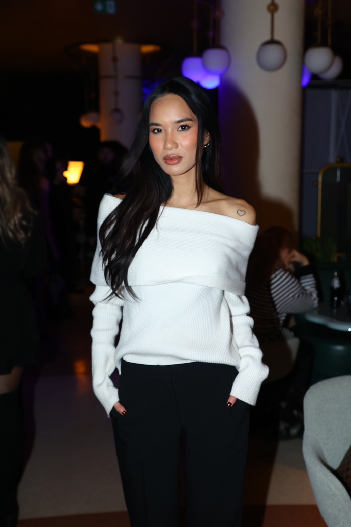 Sarah Vu zvolila pohodlný a ne moc výrazný outfit.