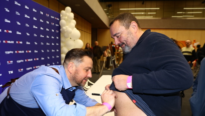 FOTO: Ivan Vodochodský dostal podpis na břicho.