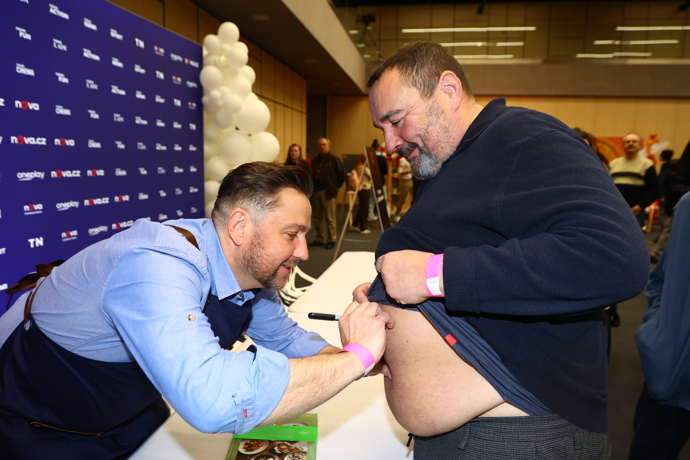 Ivan Vodochodský dostal podpis na břicho. 