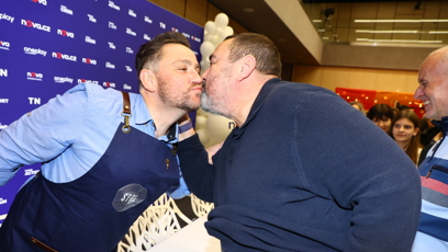 FOTO: Jan Punčochář si s Ivanem Vodochodským dali pusinku.