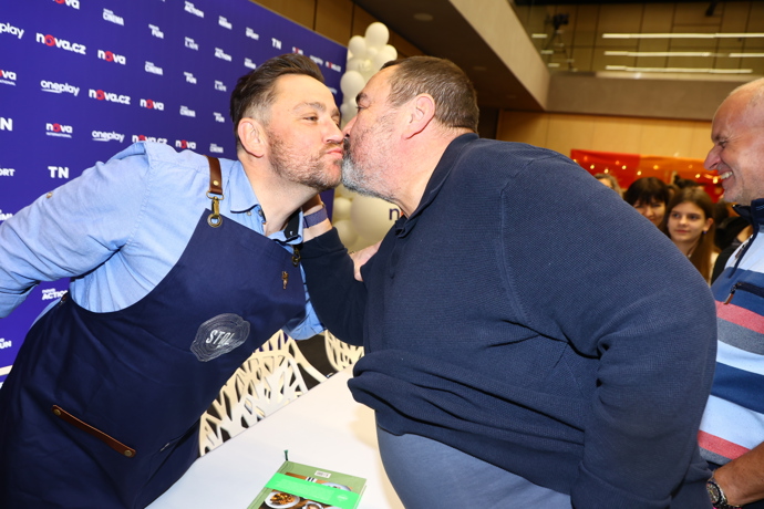 Jan Punčochář si s Ivanem Vodochodským dali pusinku.