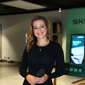 Inna zvolila elegantní černé šaty.