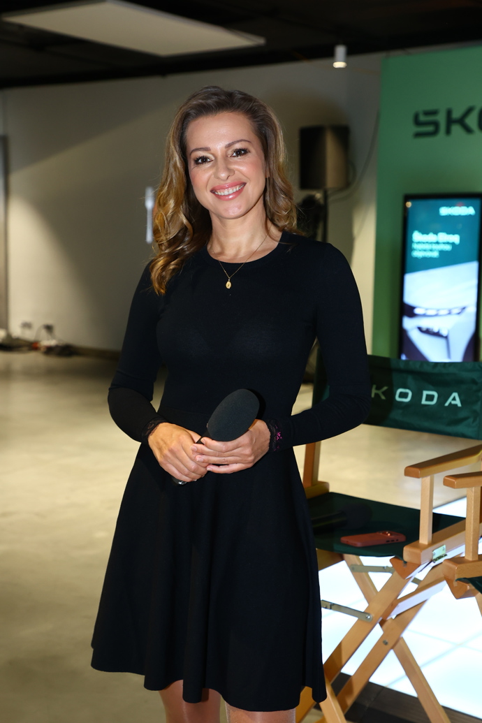 Inna zvolila elegantní černé šaty.