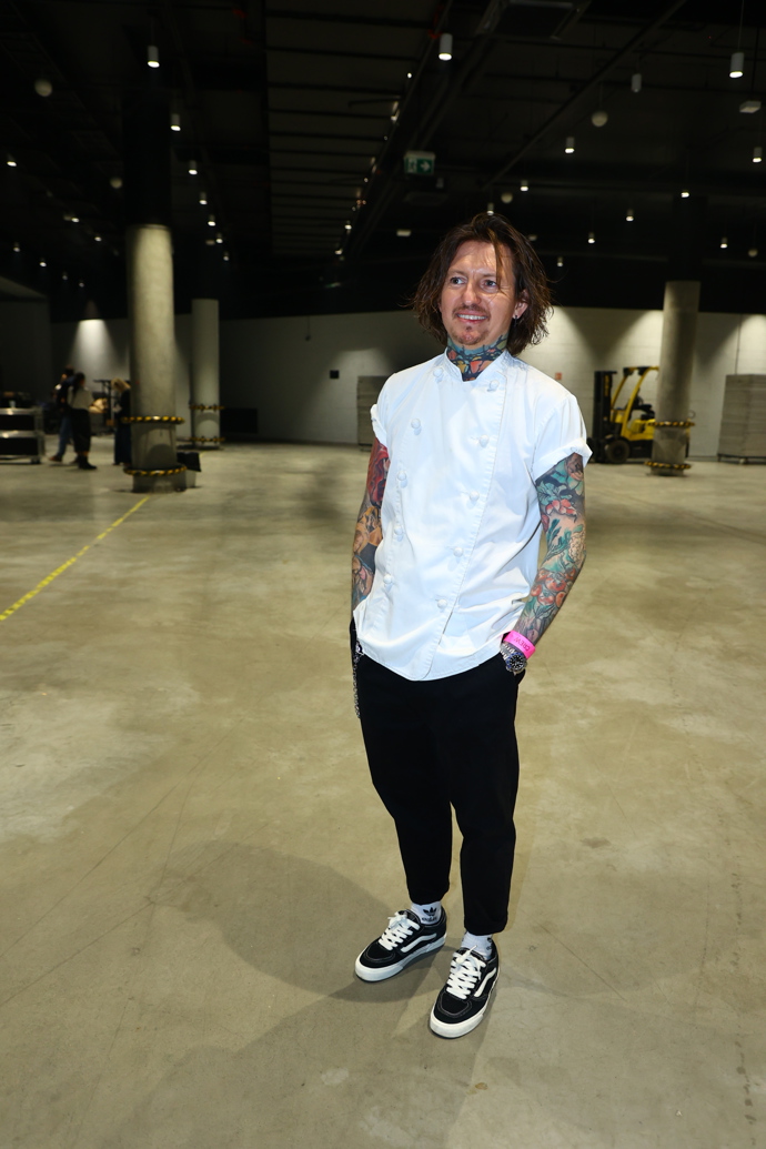 Přemek doplnil svůj bílý rondon černo-bílými teniskami. 