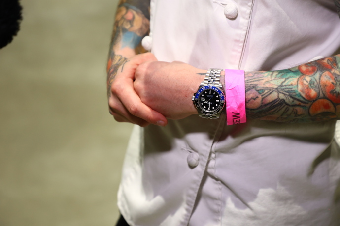 Pochlubil se v detailu také svými luxusními hodinkami Rolex.