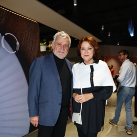 Zlata Adamovská oblékla černé kalhoty a černou volnou košili, přes kterou oblékla bílou úpletovou pelerínu. Vše doplnila a malou bílou kabelku.