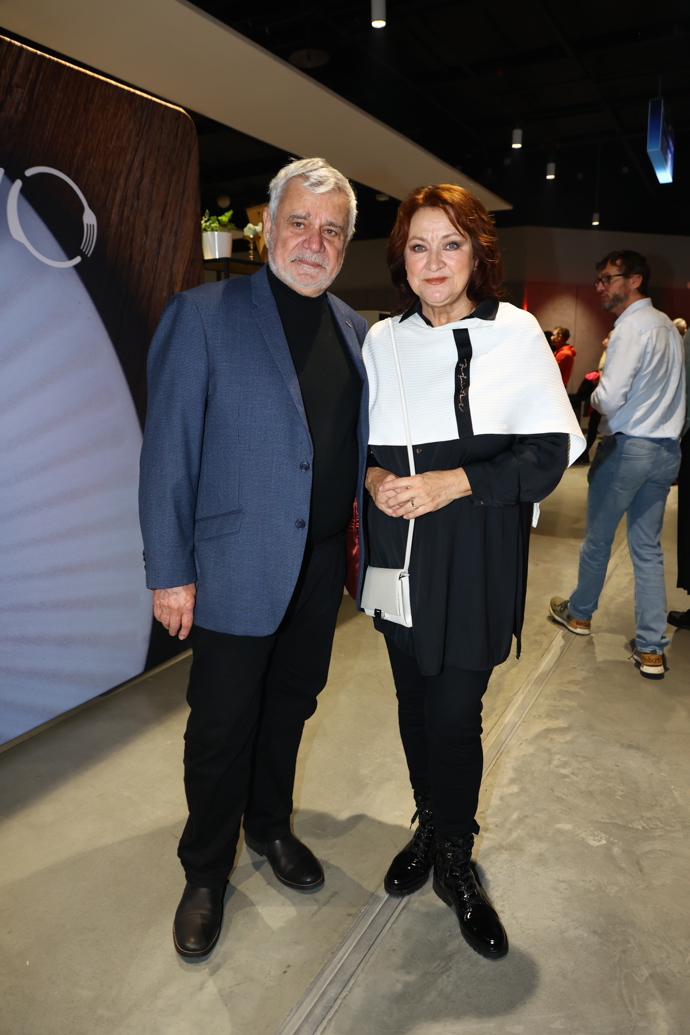 Zlata Adamovská oblékla černé kalhoty a černou volnou košili, přes kterou oblékla bílou úpletovou pelerínu. Vše doplnila a malou bílou kabelku.