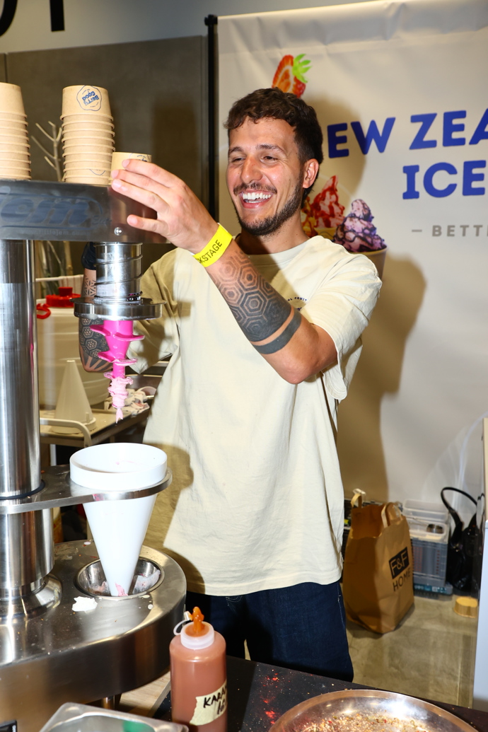 Moderátor Vojtěch Tichava.