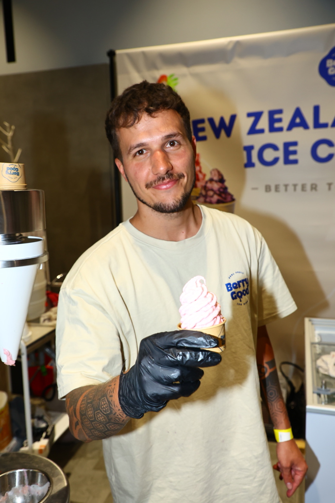 Vojtěch Tichava prodával zmrzlinu. 