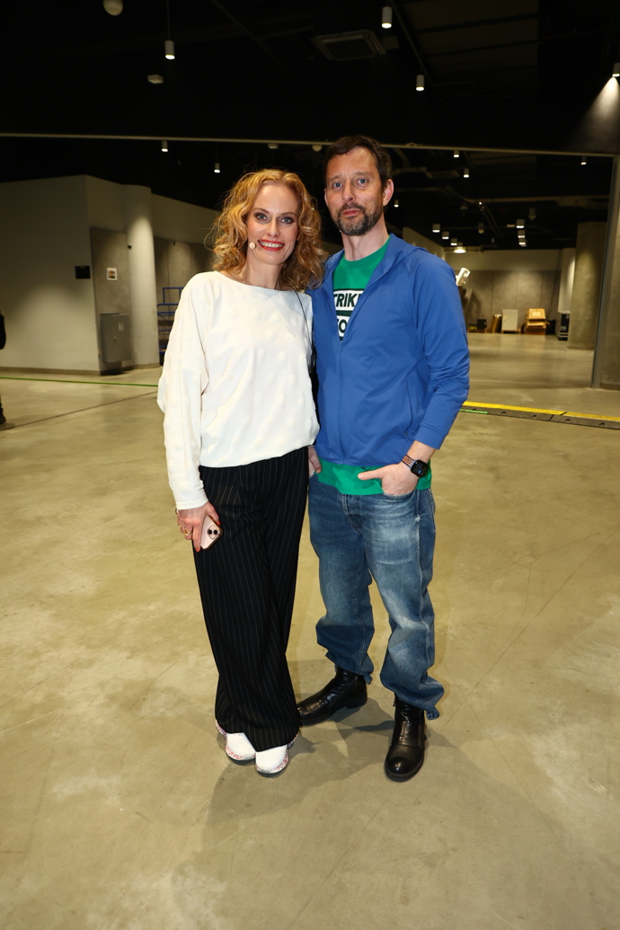 Kristina moderovala v bílém svetříku, bílých teniskách a černých kalhotách. 