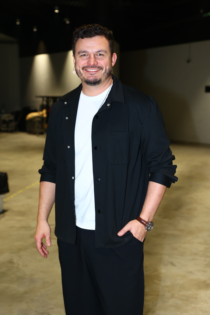 Roman oblékl bílé tričko a černou košili s černými kalhotami. 