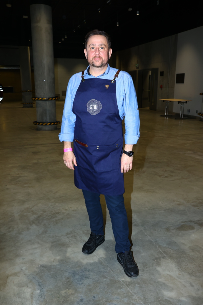 Pod zástěru oblékl Honza bledě modrou košili a džíny. 