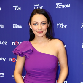 Moderátorka Veronika Petruchová si pro tuto akci vybrala fialové koktejlky s asymetrickým ramínkem, v ruce držela béžové psaníčko Yves Saint Laurent. 