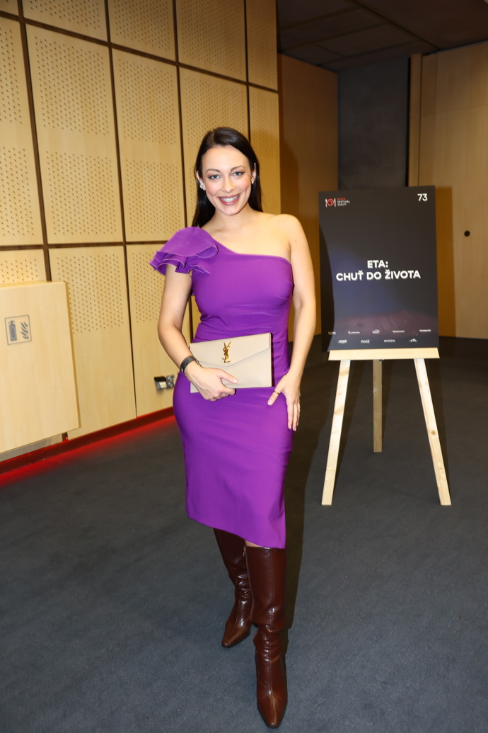 Fialové koktejlky doplnila moderátorka vínovými vysokými kozačkami. 