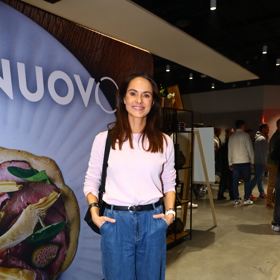 Renáta Czadernová oblékla džíny a pastelově růžovou mikinu. 