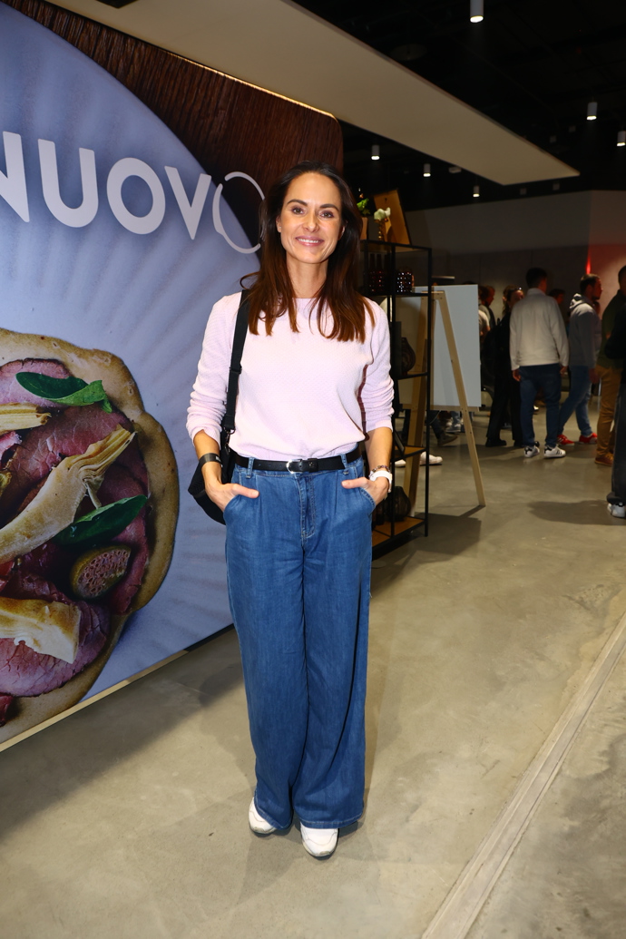 Renáta Czadernová oblékla džíny a pastelově růžovou mikinu. 