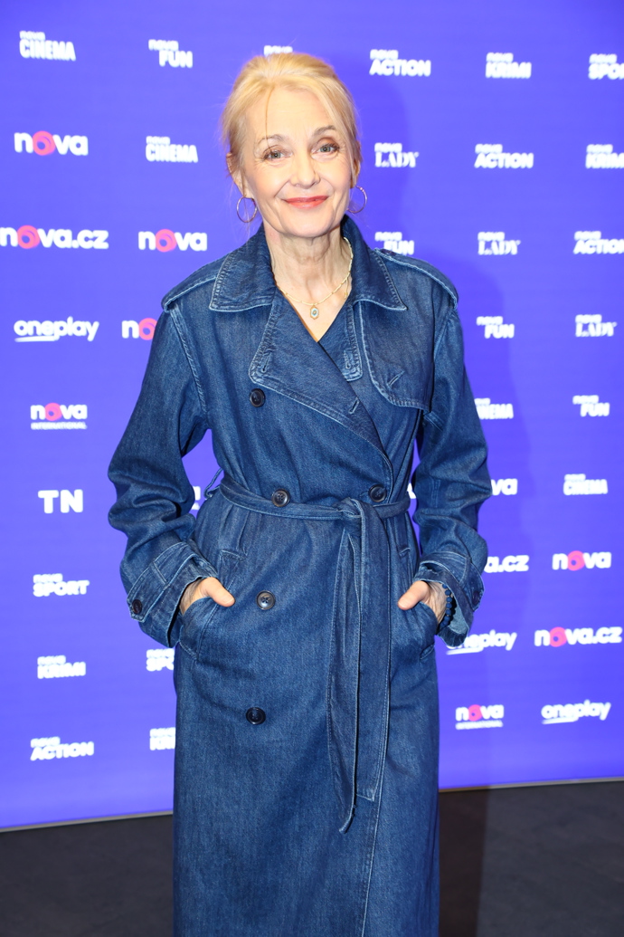 Herečka kabát patrně oblékla na holé tělo a vlasy stáhla do drdolu. 