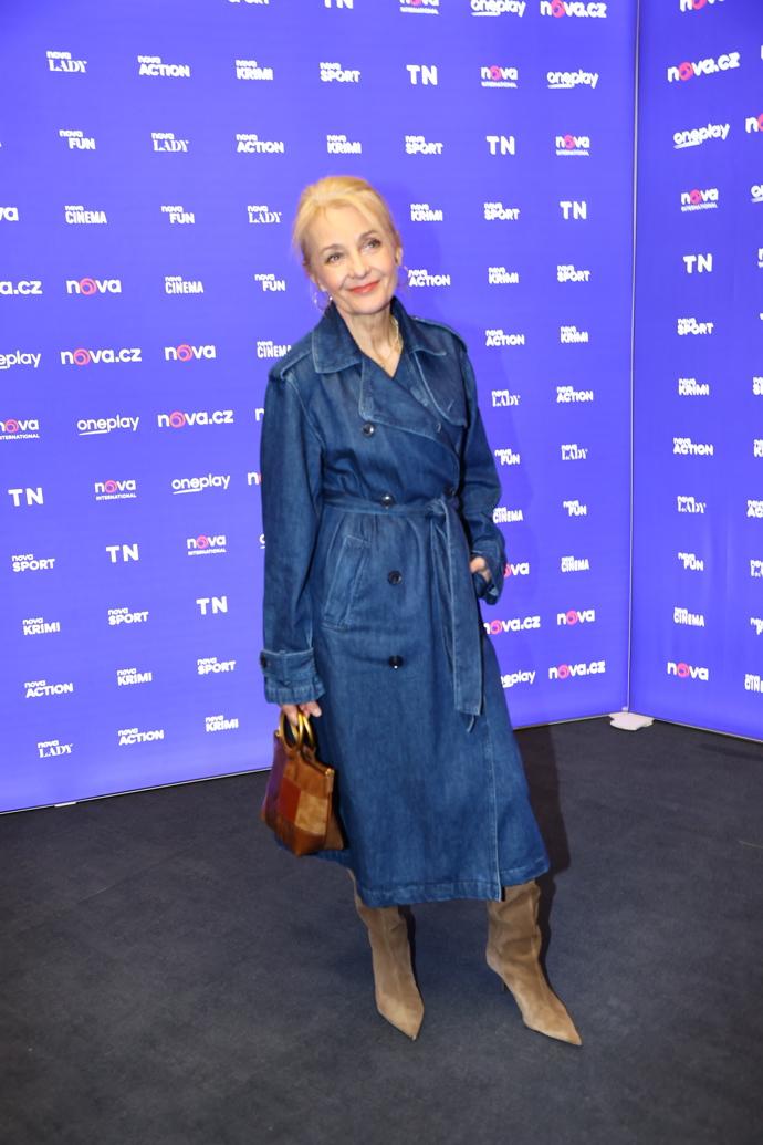 Herečka Veronika Žilková se pro tentokrát rozhodla pro džínový kabát, který suploval šaty. Doplnila jej semišovými kozačkami a hnědou koženou kabelkou. 