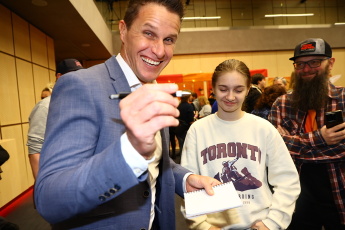 Miroslav Dopita rozdával podpisy.