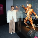 Herečka zde obdivovala speciálně uchovávaná lidská těla a všechny jejich dokonale obnažené svaly. 