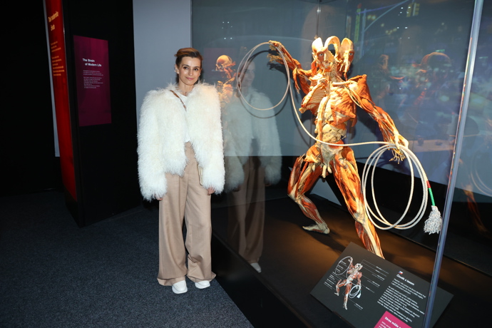 Herečka zde obdivovala speciálně uchovávaná lidská těla a všechny jejich dokonale obnažené svaly. 