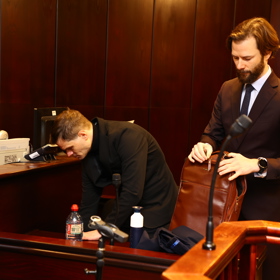 Adam Kraus se svým obhájcem.