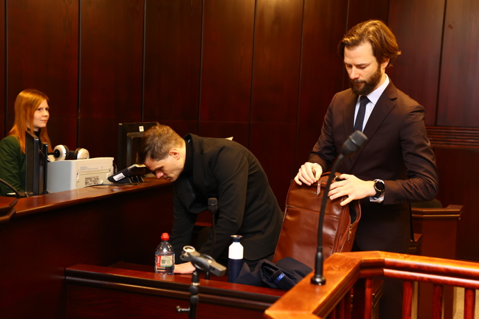 Adam Kraus se svým obhájcem.