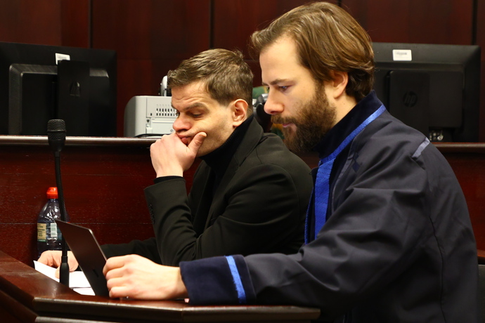 Adam Kraus po boku svého obhájce.