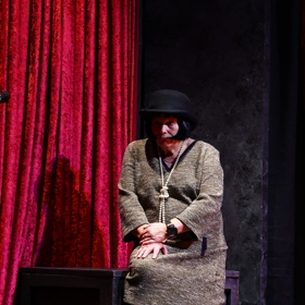 Jitka Smutná na pódiu ve hře Opona nahoru.