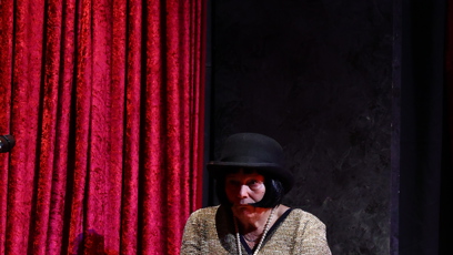 FOTO: Jitka Smutná na pódiu ve hře Opona nahoru.