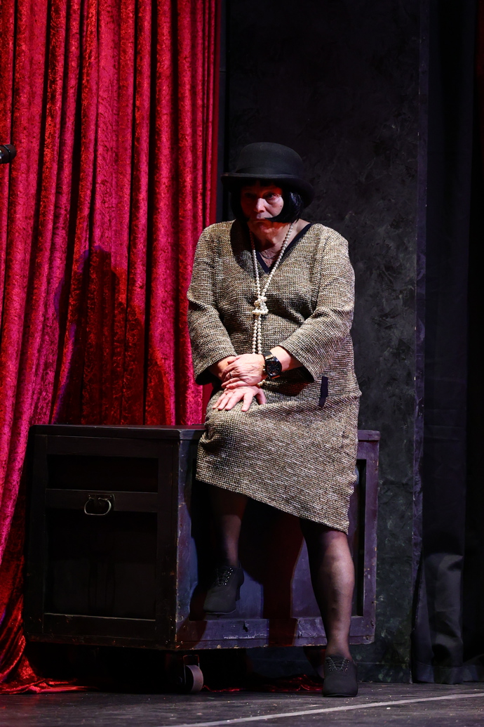 Jitka Smutná na pódiu ve hře Opona nahoru.