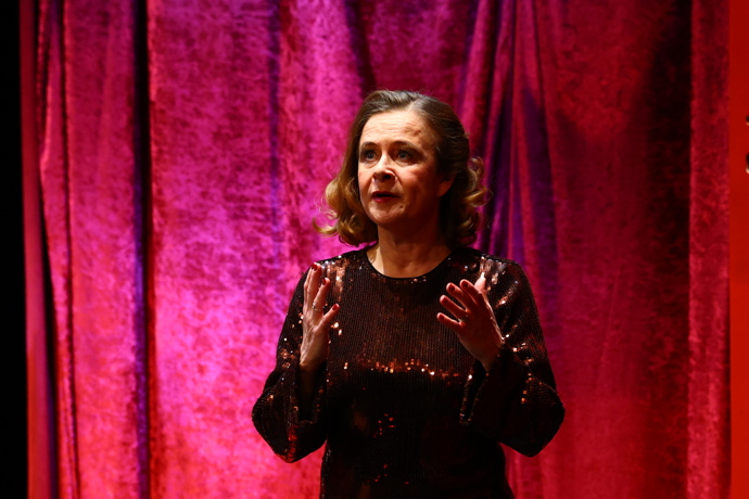 Petra Špalková v představení Opona nahoru.