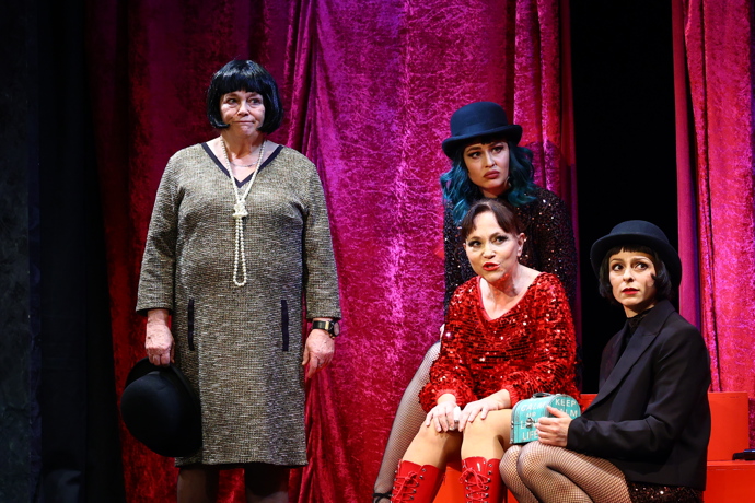 Jitka Smutná vedle Aleny Mihulové ve hře Opona nahoru. 