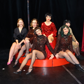 Herečky na premiéře divadelního představení Opona nahoru. 