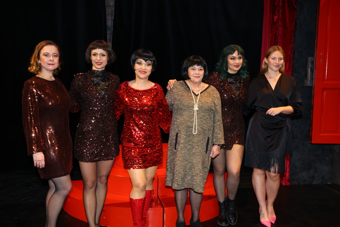 Herecké uskupení hry Opona nahoru. 