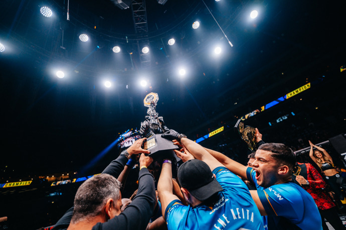 Kromě peněz se zápasí i o tuto trofej.