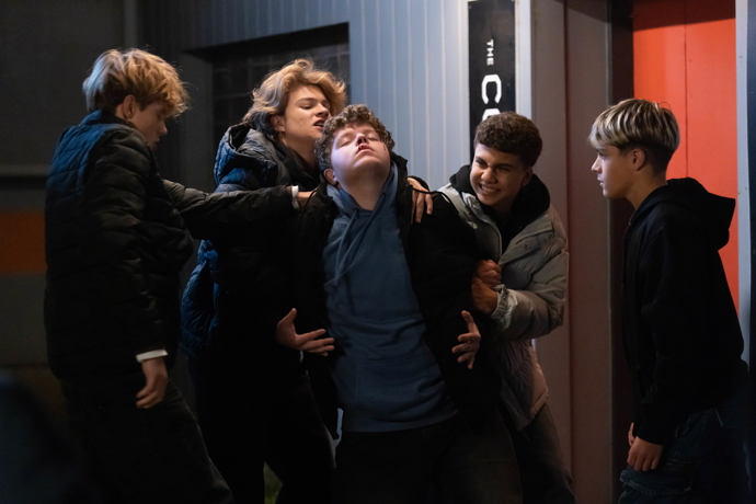 Kolda se je snaží zastavit, ale sám toho moc nezmůže.