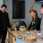 Vladimír ví, že Kateřina hledá někoho na výpomoc do bistra, tak jí nabídne Natálku. Ta se zrovna učí za cukrářku.