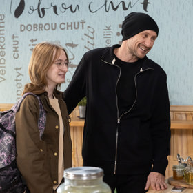 Teď Vladimír přivede na scénu svou dospívající dceru Natálku (Josefína Krycnerová).