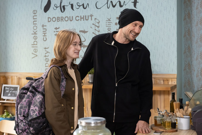 Teď Vladimír přivede na scénu svou dospívající dceru Natálku (Josefína Krycnerová).