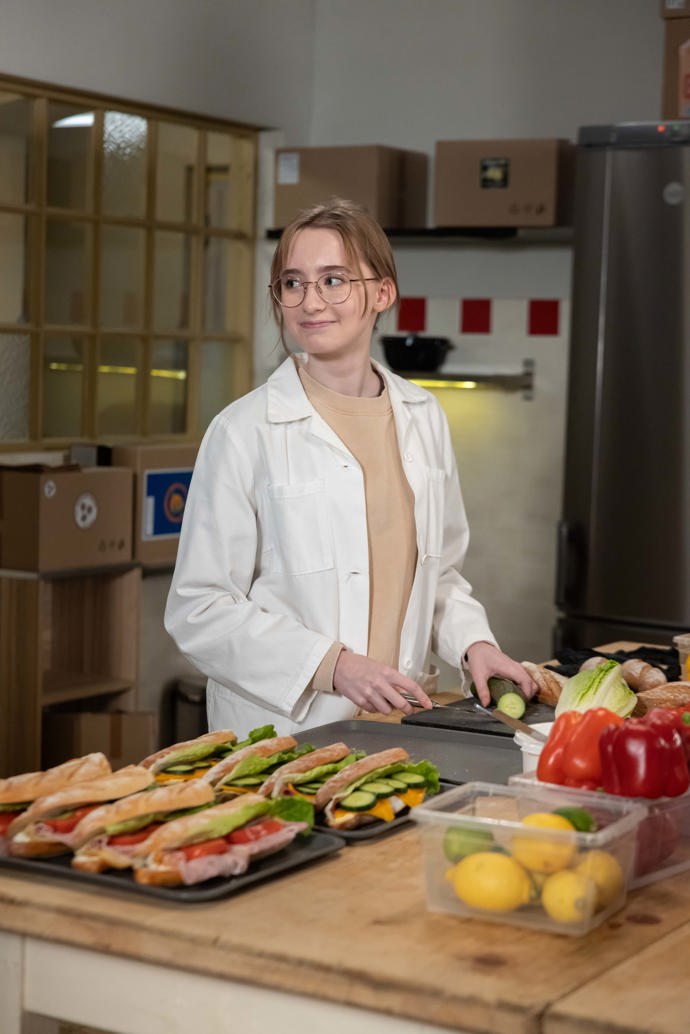 Natálka se v bistru hned začne zaučovat.